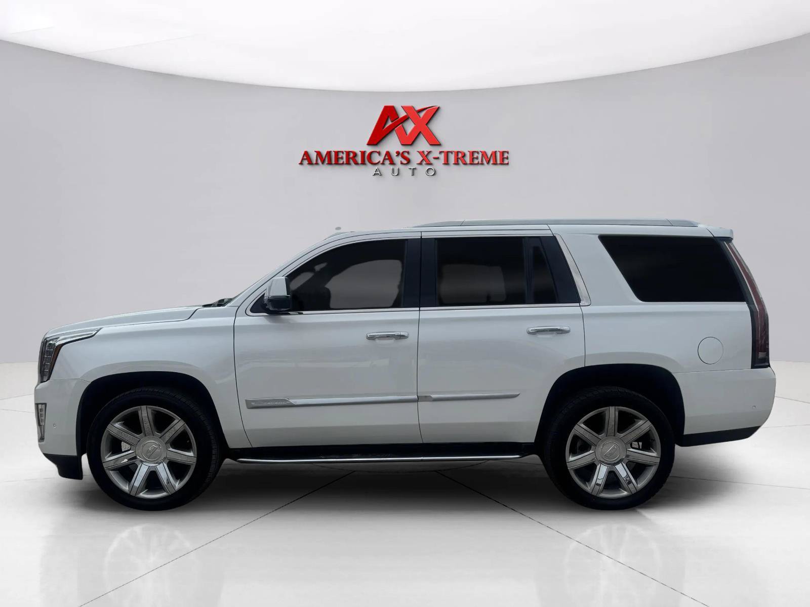 Used 2020 Cadillac Escalade Premium Luxury AWD/4WD image 2