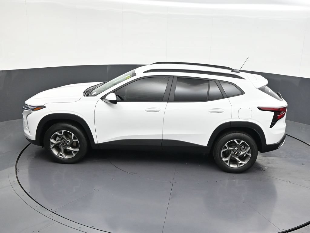 Used 2025 Chevrolet Trax LT FWD image 16