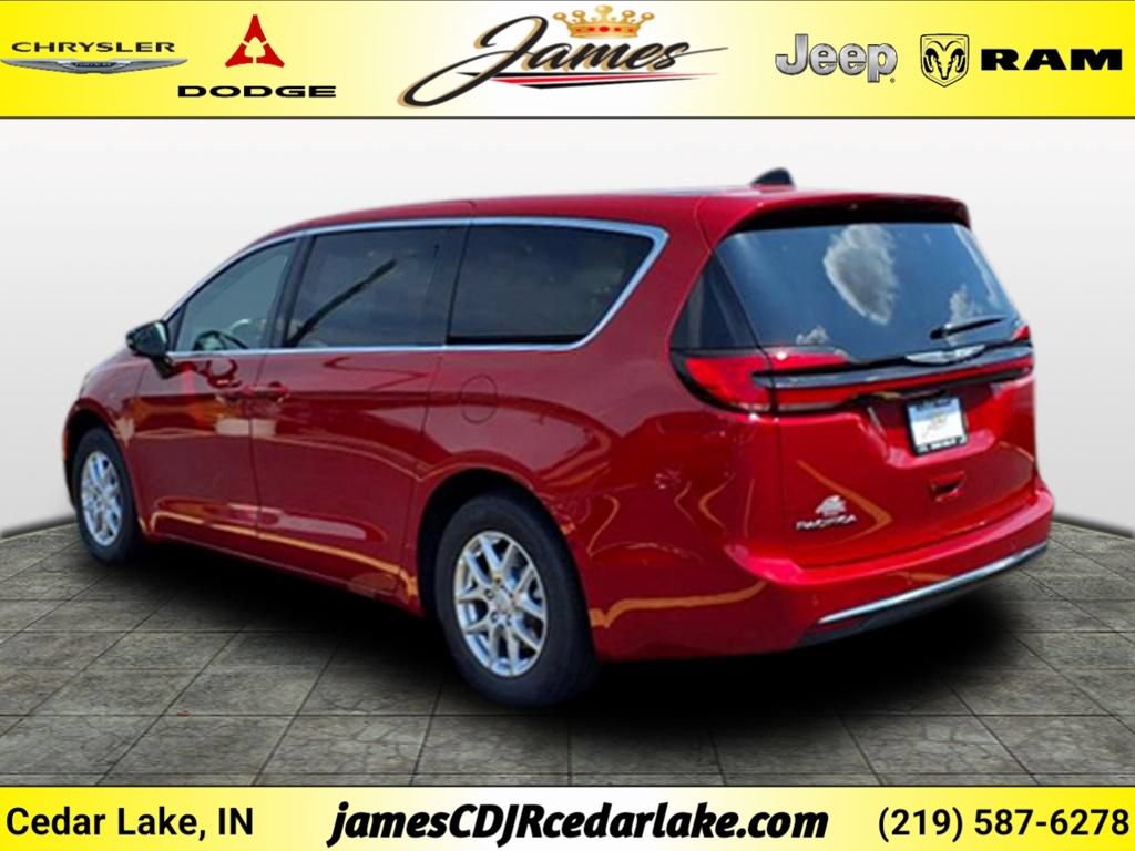 Used 2026 Chrysler Pacifica Select FWD image 3