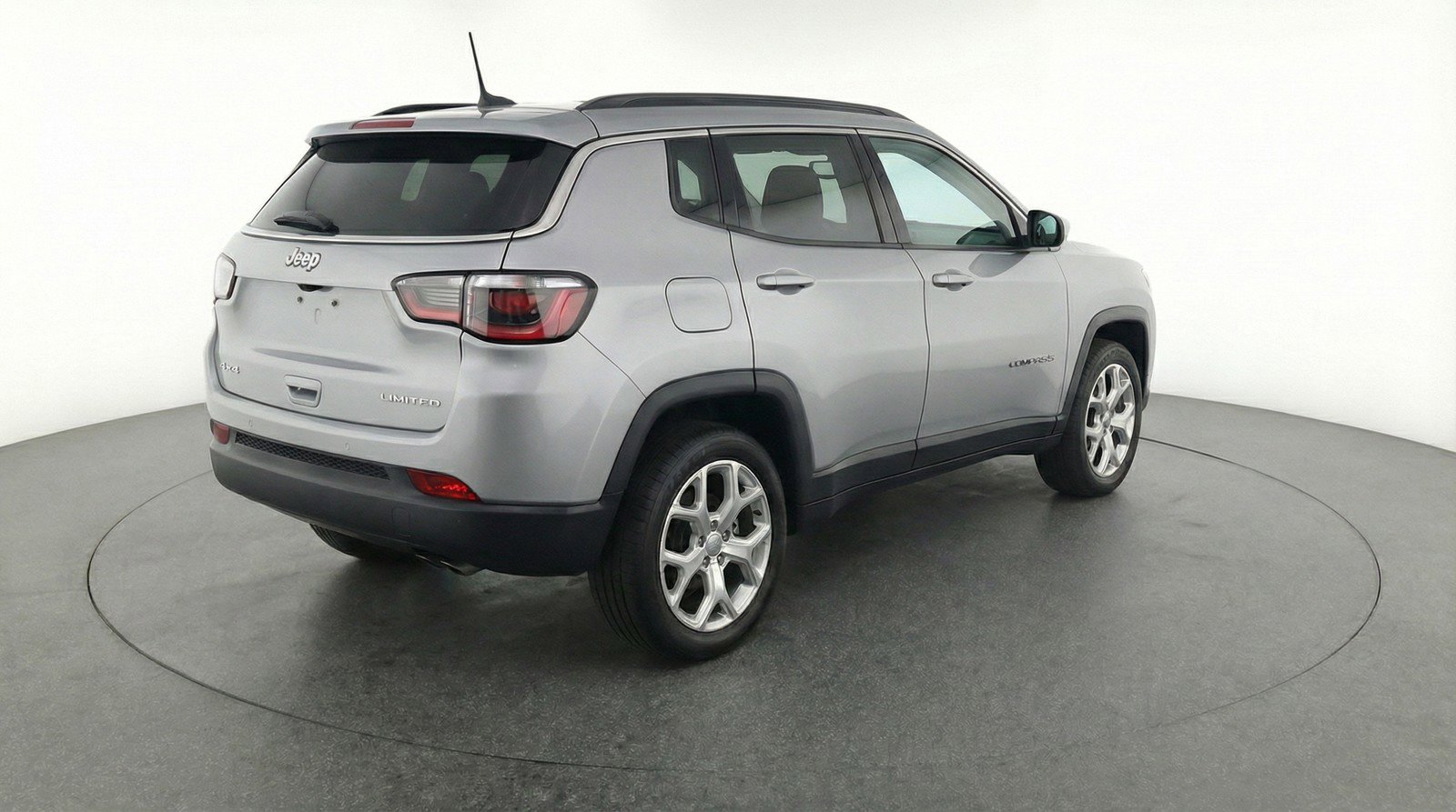 Used 2025 Jeep Compass Latitude image 9