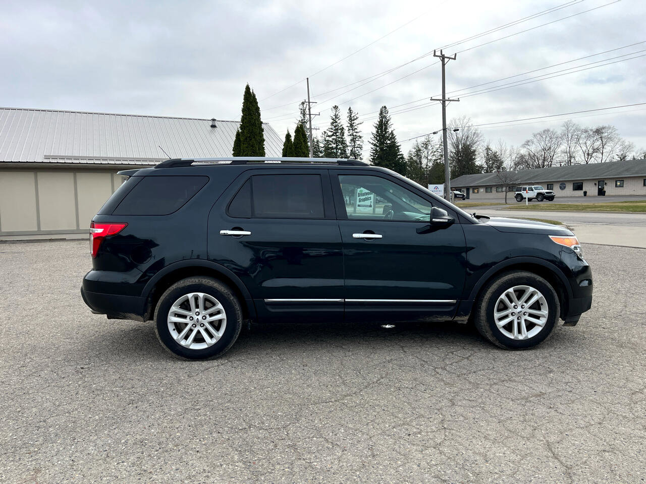 Used 2015 Ford Explorer XLT w/ Equipment Group 202A image 6