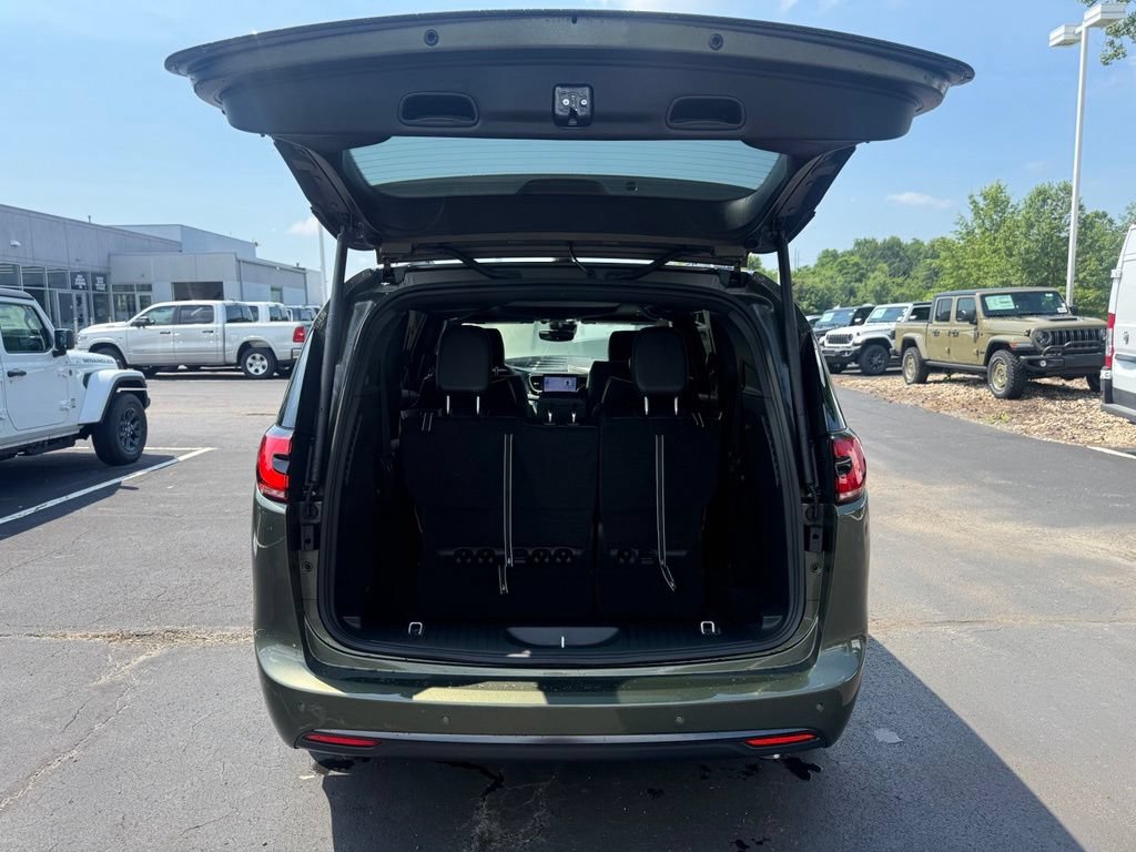 New 2027 Chrysler Pacifica Limited FWD image 47