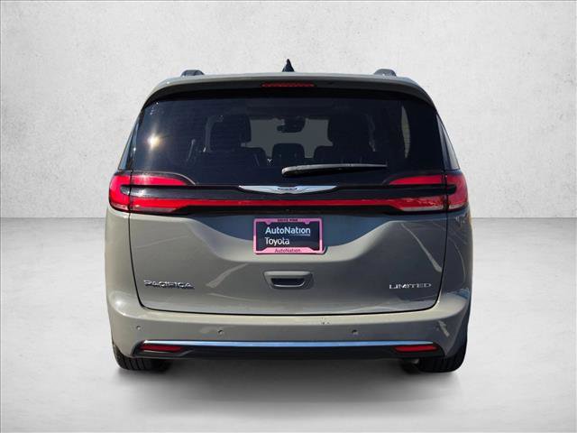 Used 2023 Chrysler Pacifica Limited image 7