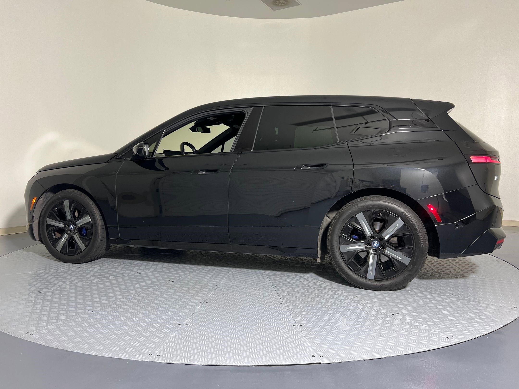 Used 2022 BMW iX xDrive50 w/ Premium Package image 22