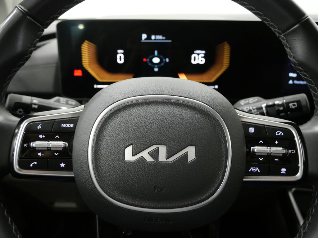Used 2025 Kia Carnival FWD image 15