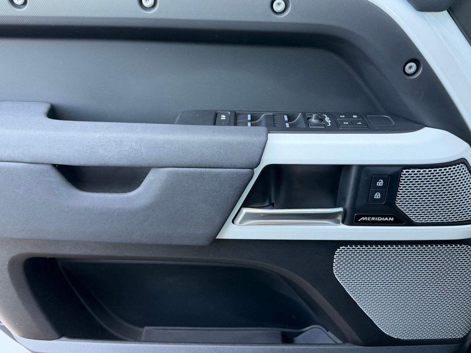 Used 2023 Land Rover Defender 130 S image 23