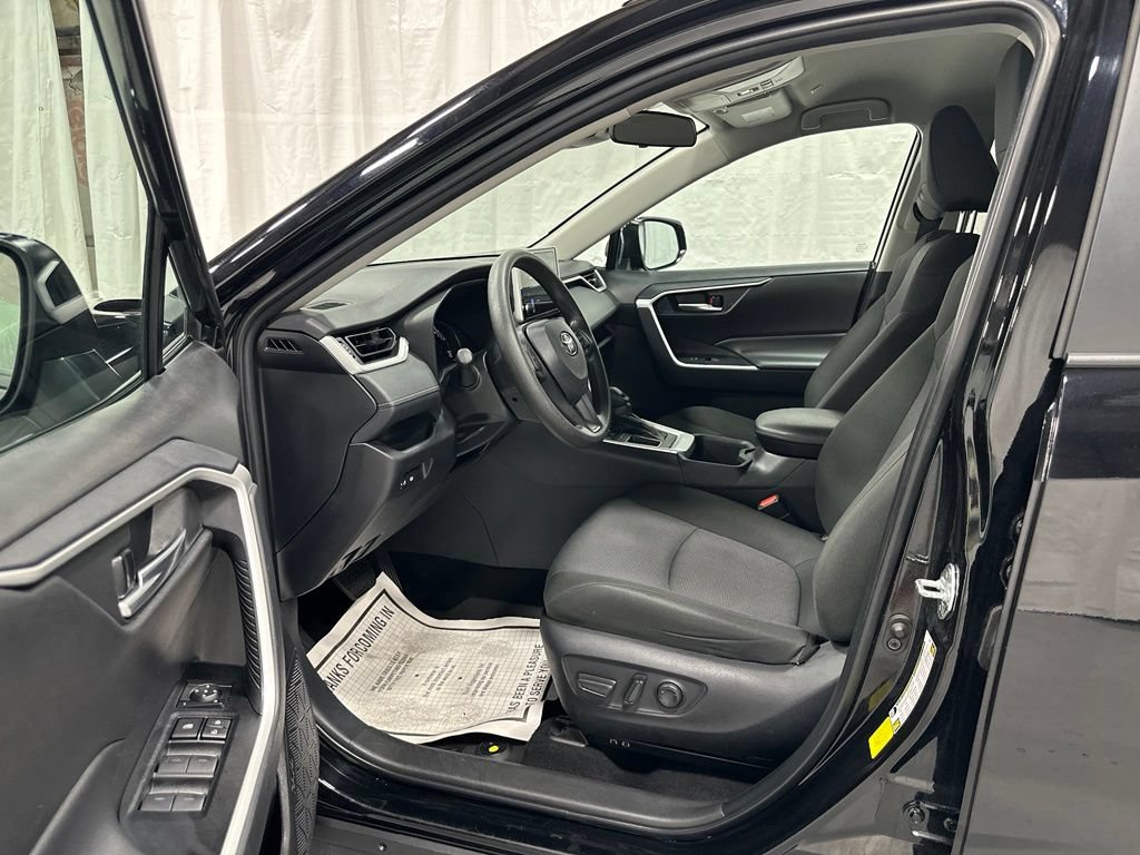 Used 2025 Toyota RAV4 XLE FWD image 10