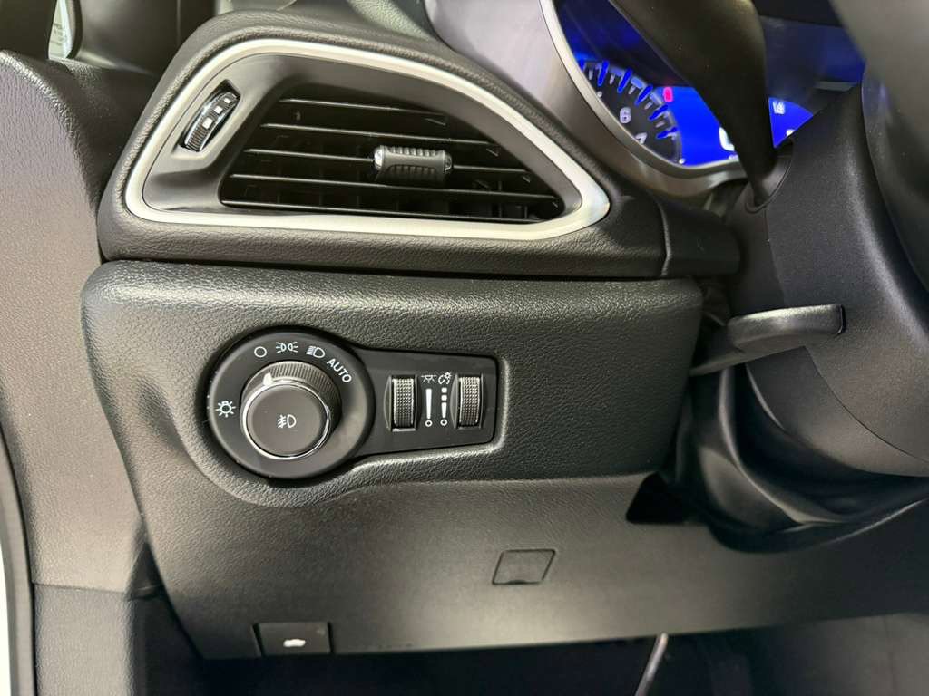 Used 2025 Chrysler Pacifica Select image 21