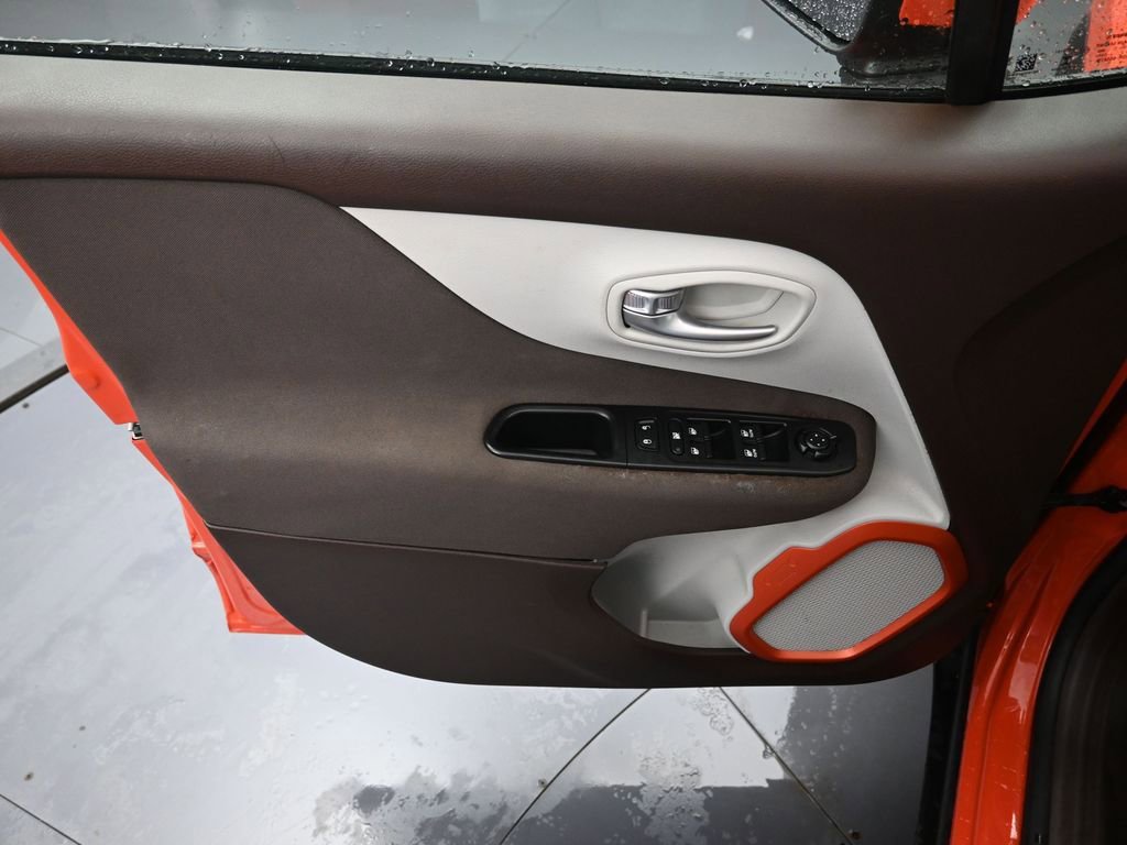 Used 2015 Jeep Renegade Latitude w/ Popular Equipment Group FWD image 20