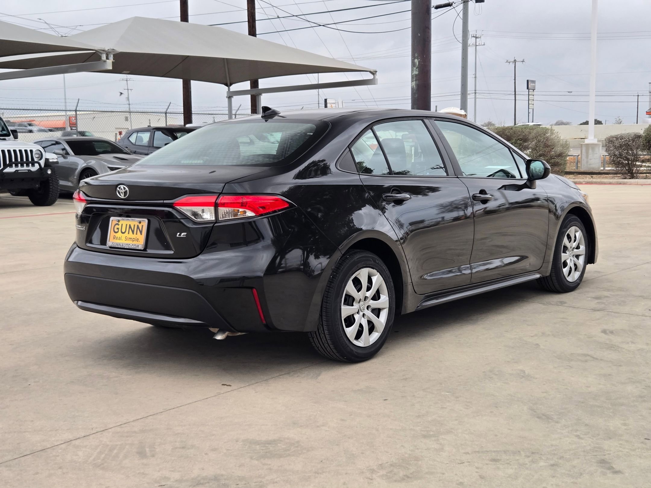 Used 2022 Toyota Corolla LE image 3