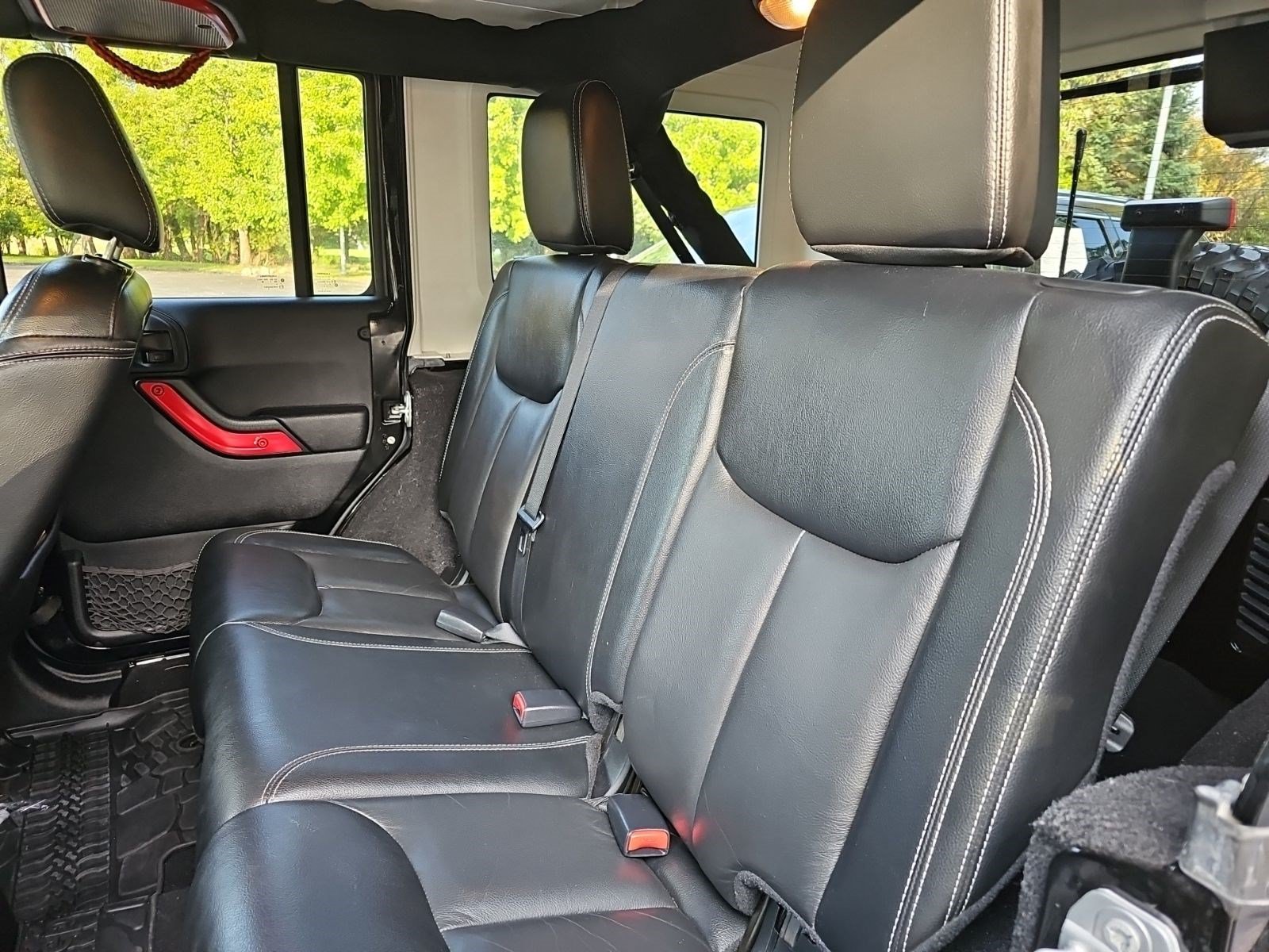 Used 2015 Jeep Wrangler Unlimited Rubicon AWD/4WD image 16