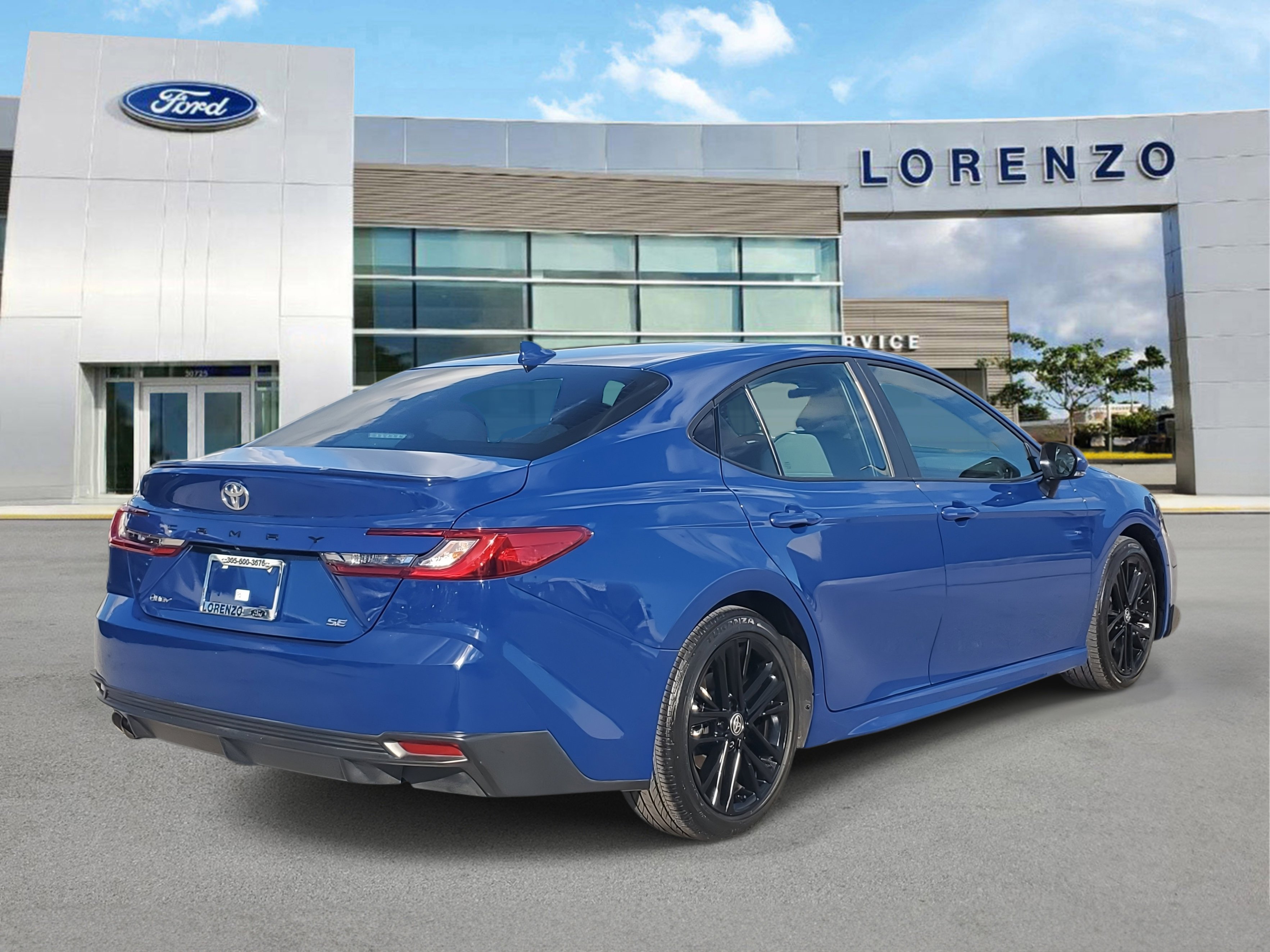 Used 2025 Toyota Camry SE image 5