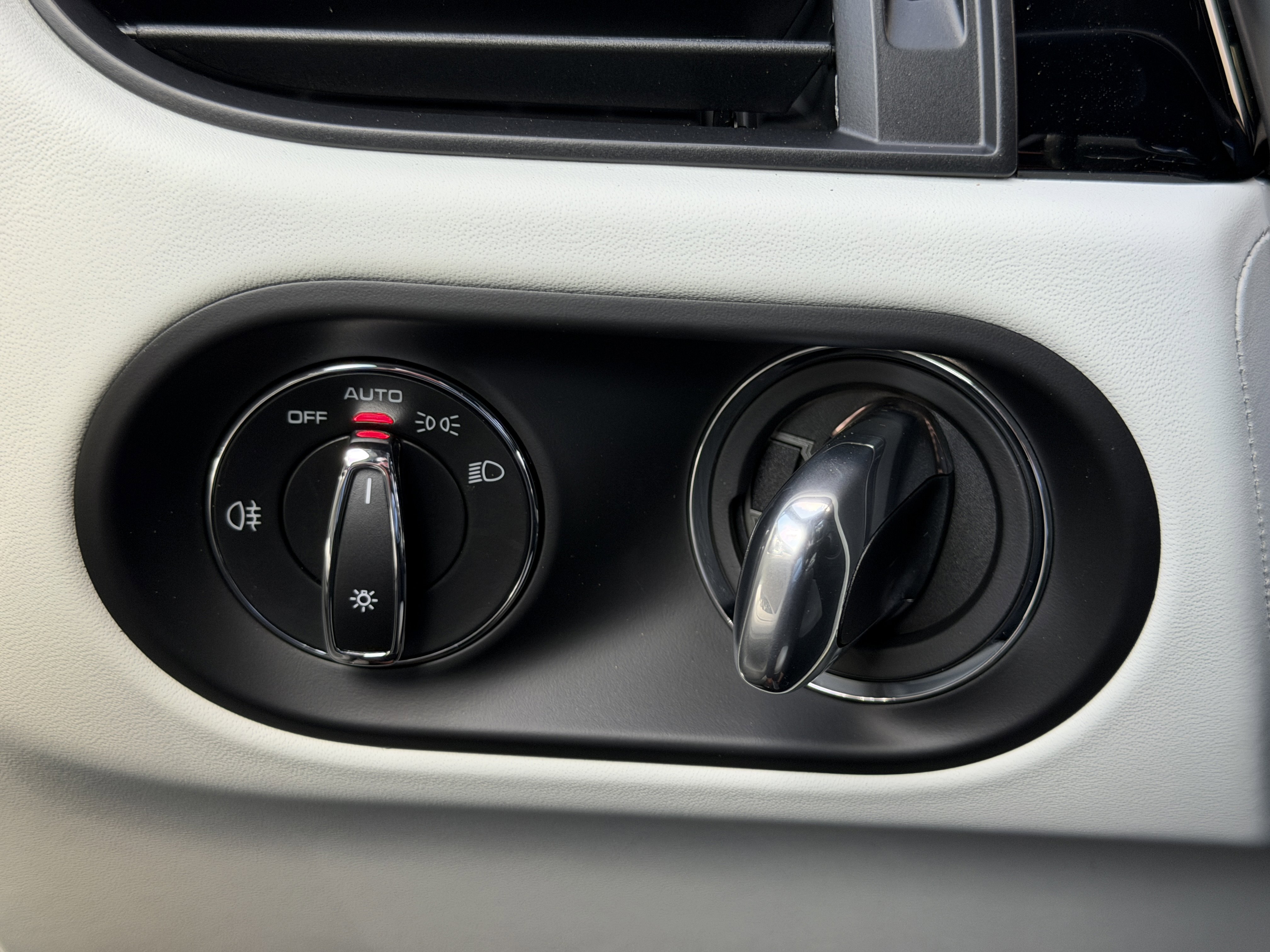 New 2026 Porsche Macan Turbo image 34