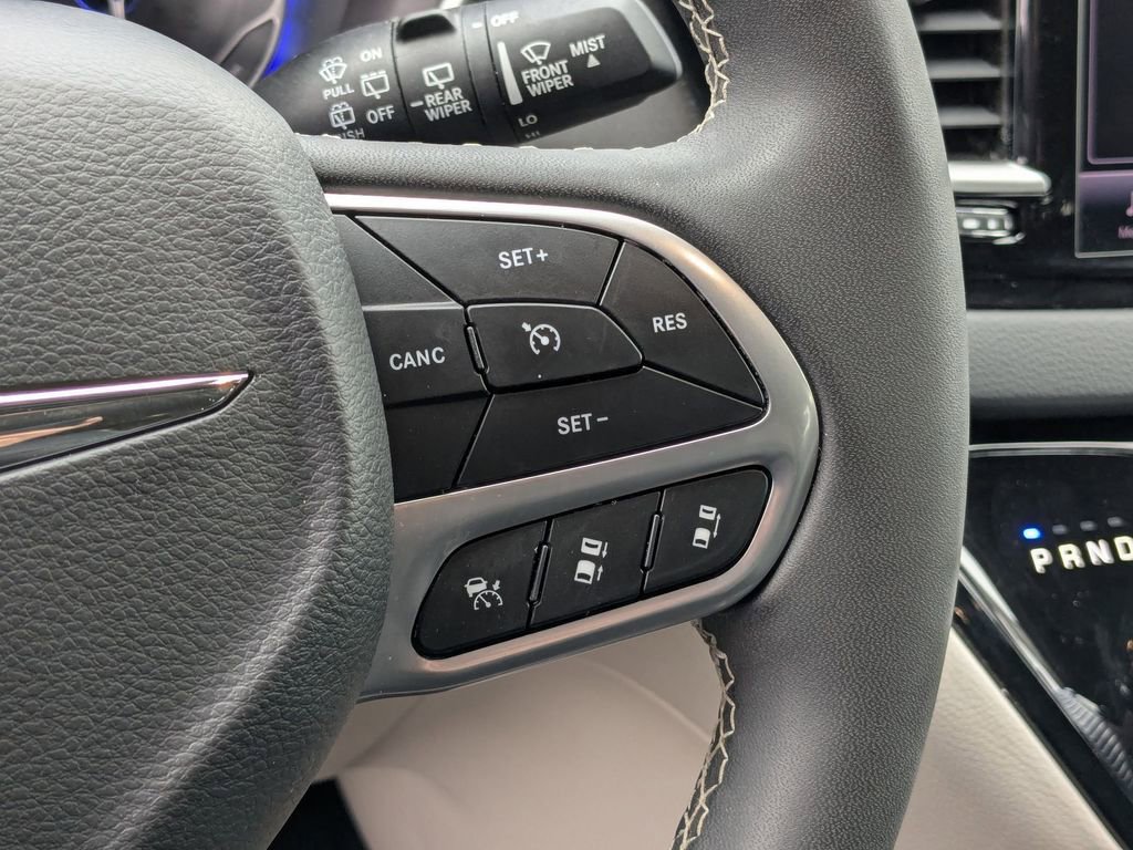 Used 2024 Chrysler Pacifica Touring-L image 19