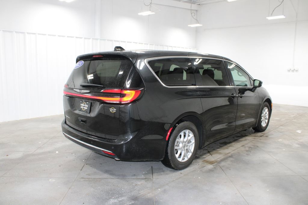 Used 2023 Chrysler Pacifica Touring-L FWD image 9