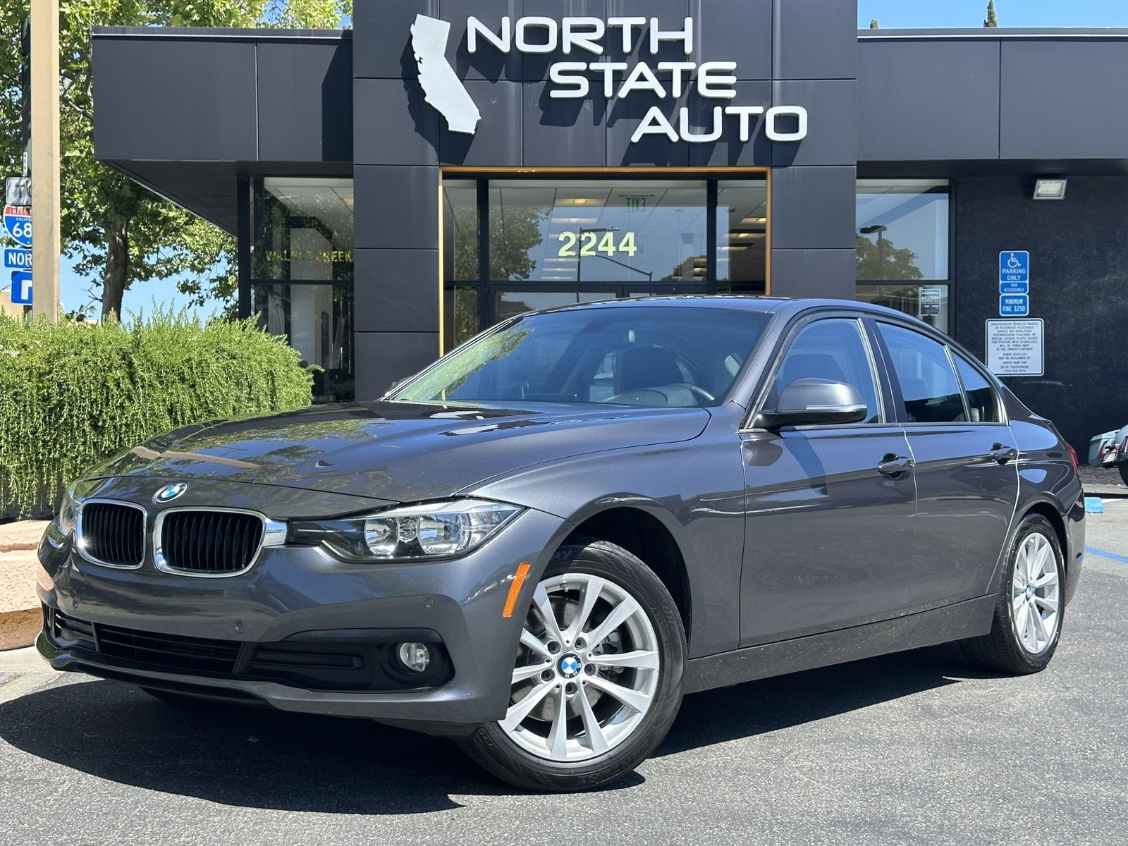 Used 2017 BMW 320i Sedan RWD image 3