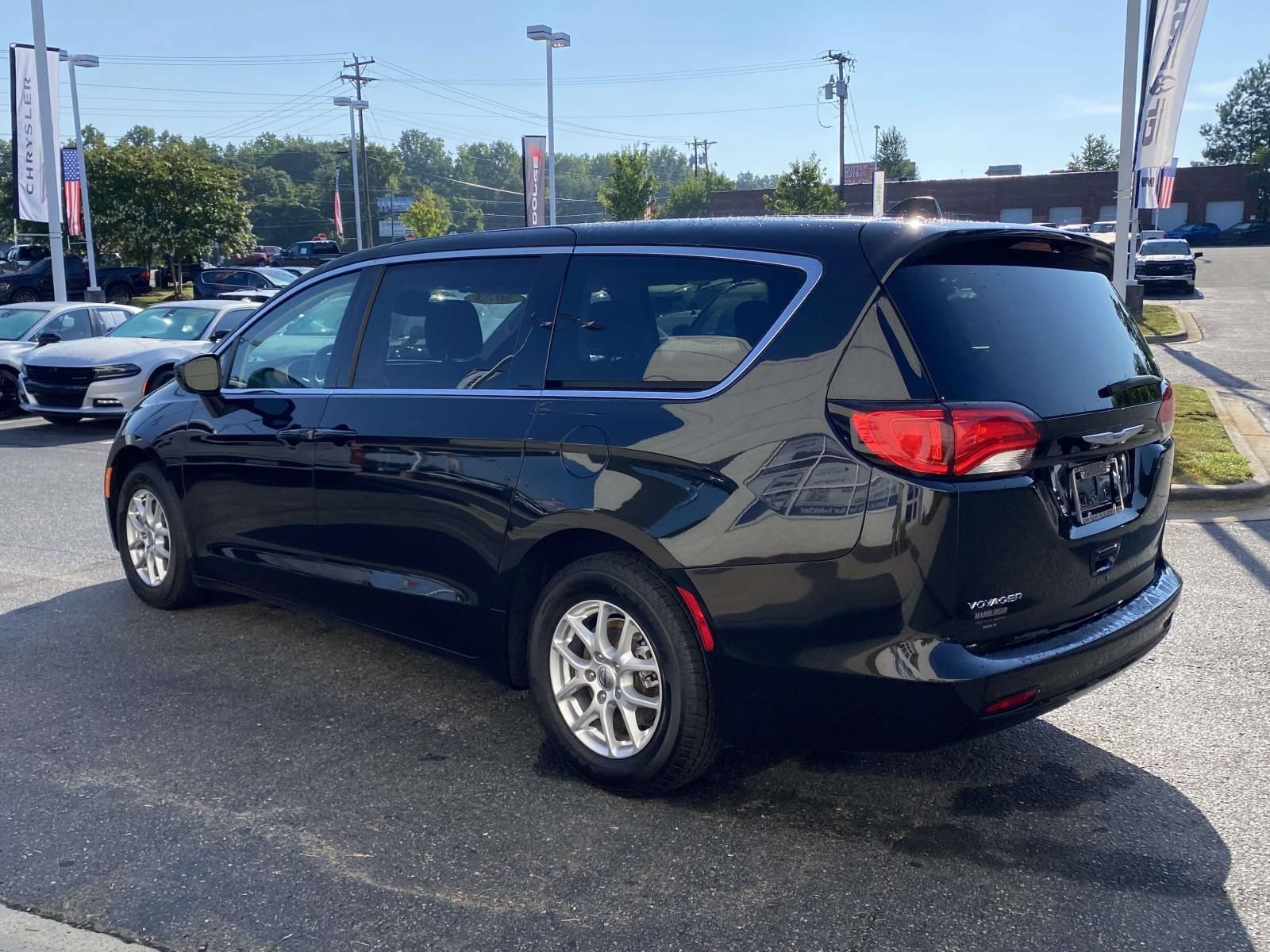 Used 2023 Chrysler Voyager LX FWD image 5