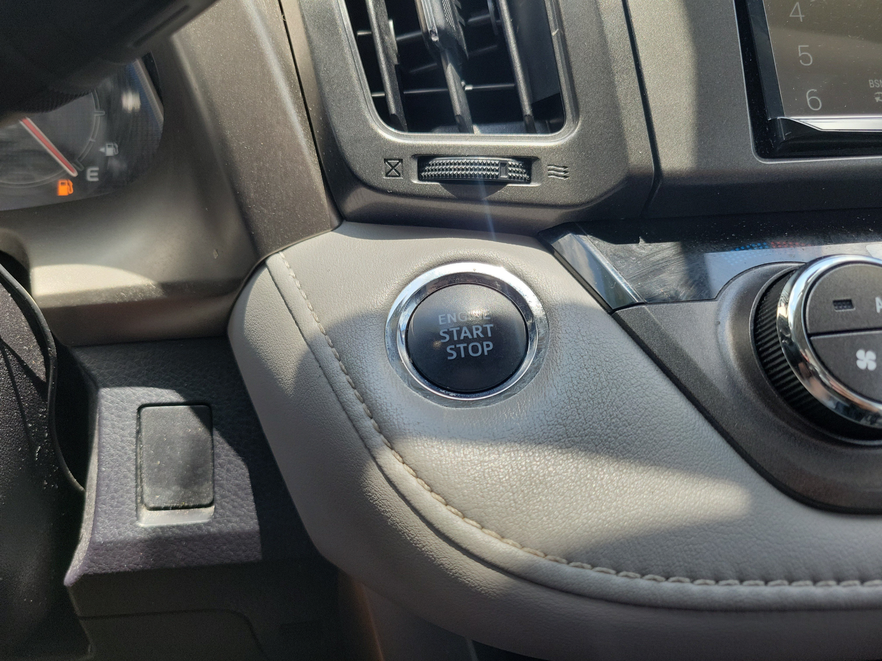 Used 2015 Toyota RAV4 Limited w/ Technology Package FWD image 29