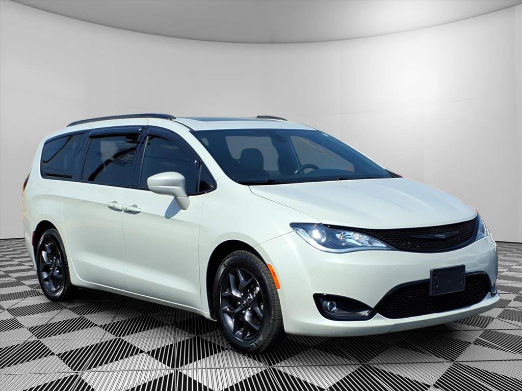 Used 2020 Chrysler Pacifica Touring-L Plus FWD image 1