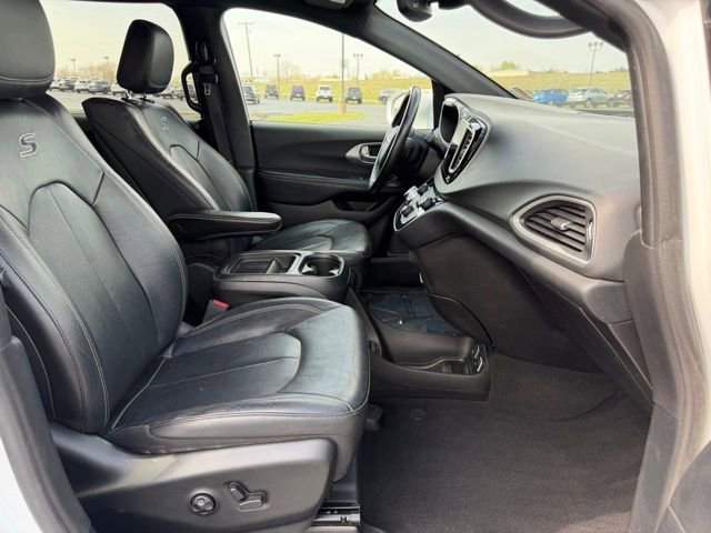 Used 2020 Chrysler Pacifica Touring-L w/ Advanced Safetytec Group image 9