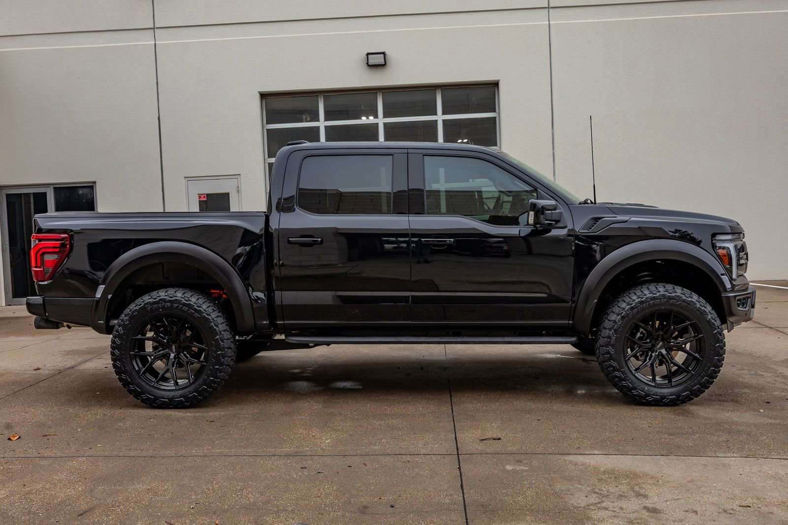 Used 2025 Ford F150 Raptor AWD/4WD image 11