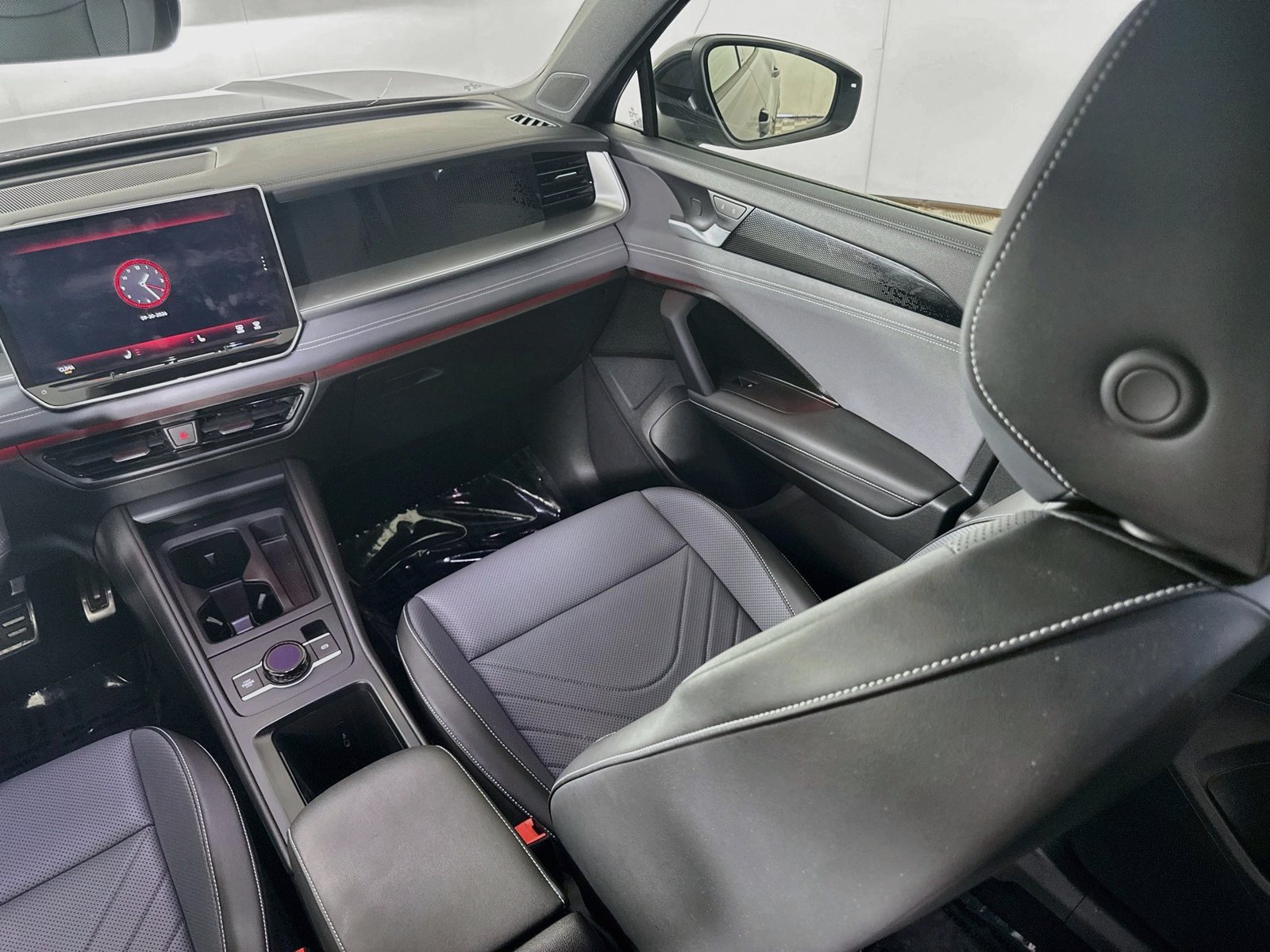 Certified 2025 Volkswagen Tiguan SE R-Line AWD/4WD image 22