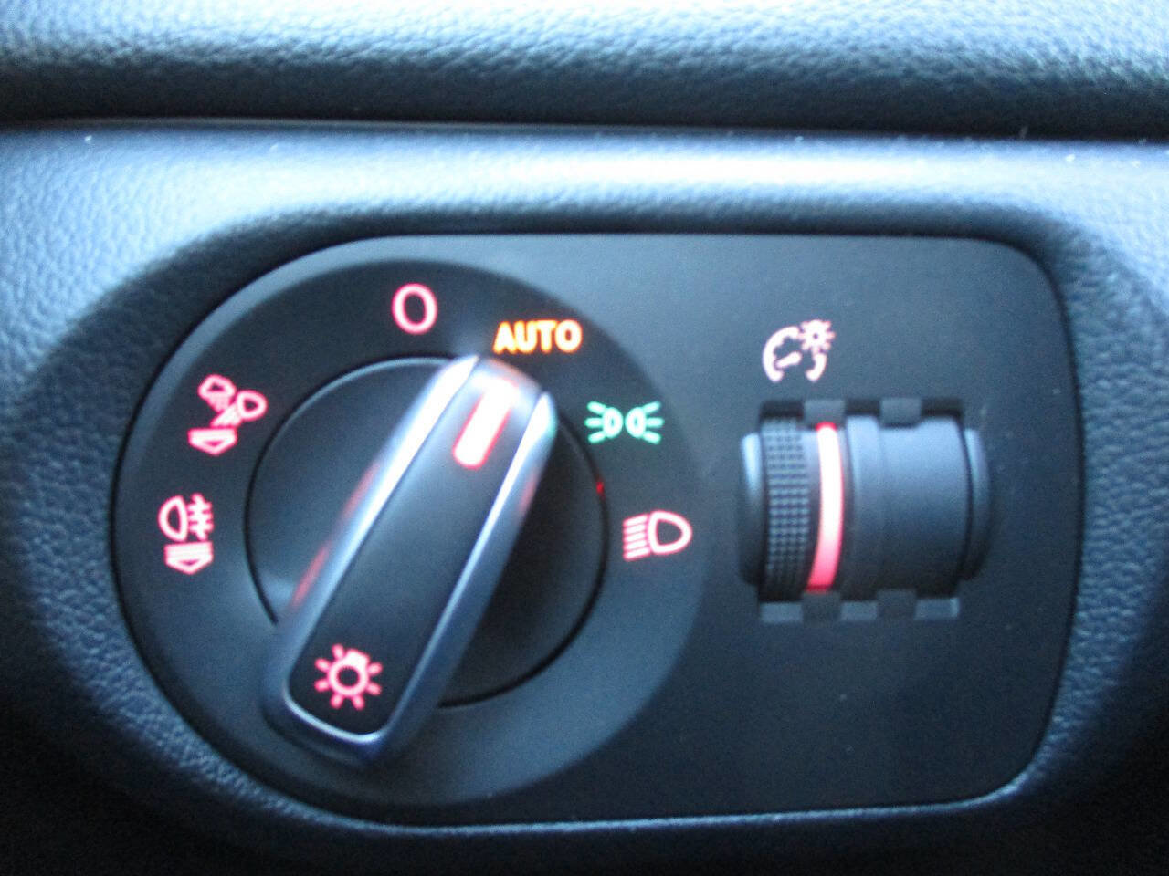 Used 2018 Audi Q3 2.0T Premium Plus w/ Premium Plus Package image 19