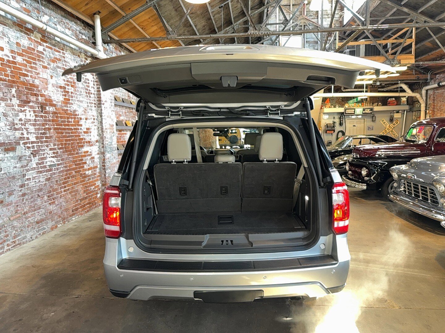 Used 2020 Ford Expedition XLT w/ Equipment Group 202A AWD/4WD image 95