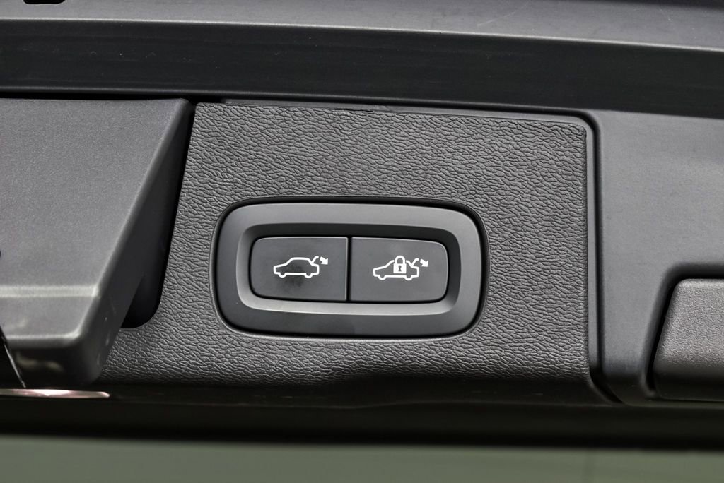 Certified 2025 Volvo XC60 B5 Plus image 31