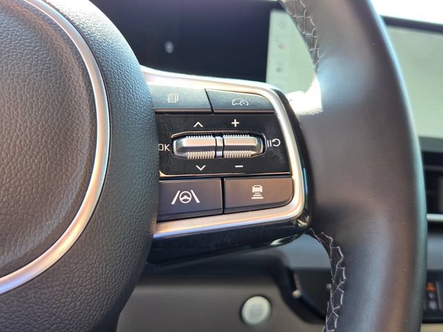 Used 2025 Kia Carnival EX FWD image 24