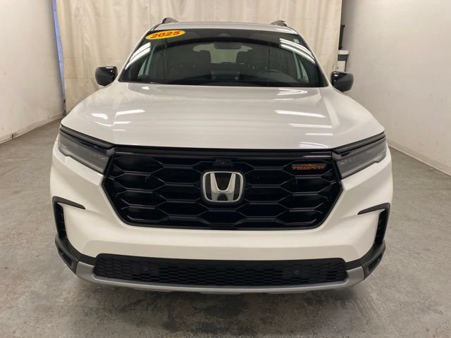 Used 2025 Honda Pilot TrailSport image 2