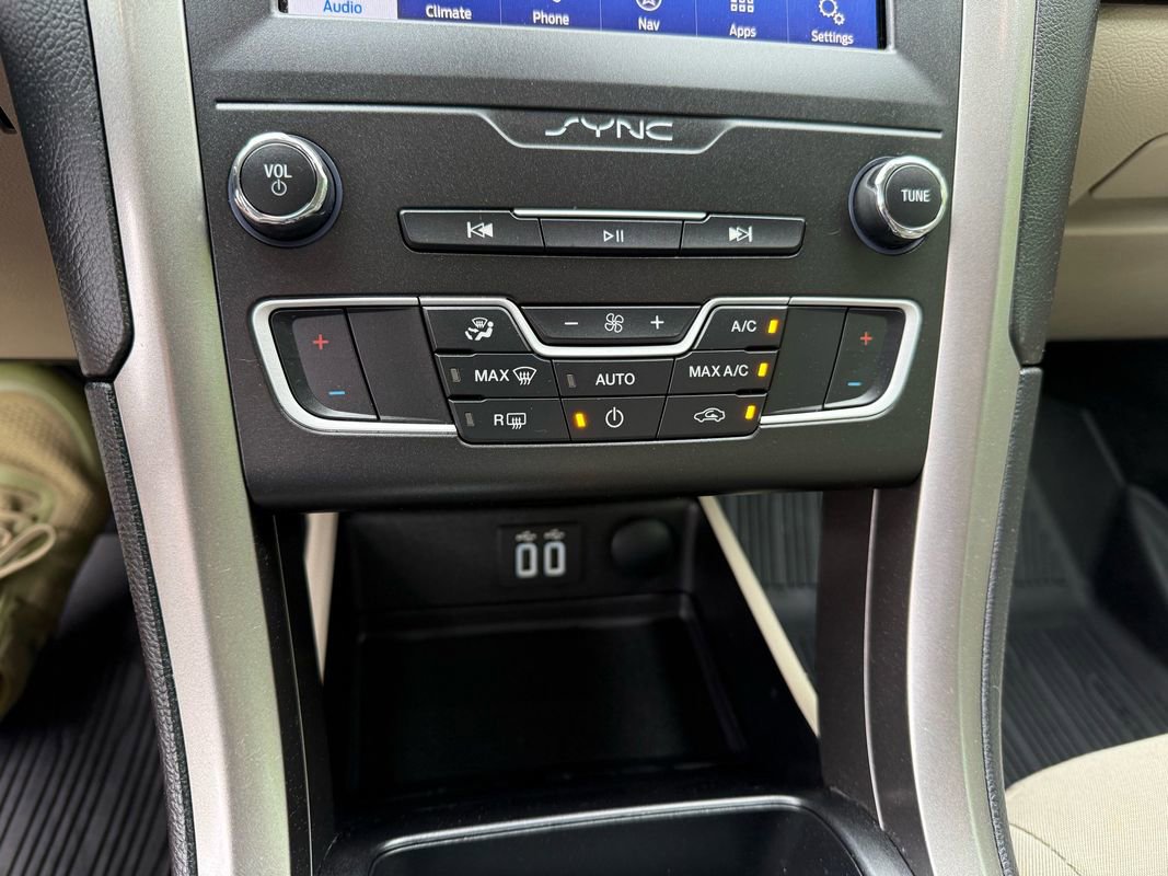 Used 2020 Ford Fusion SE FWD image 26