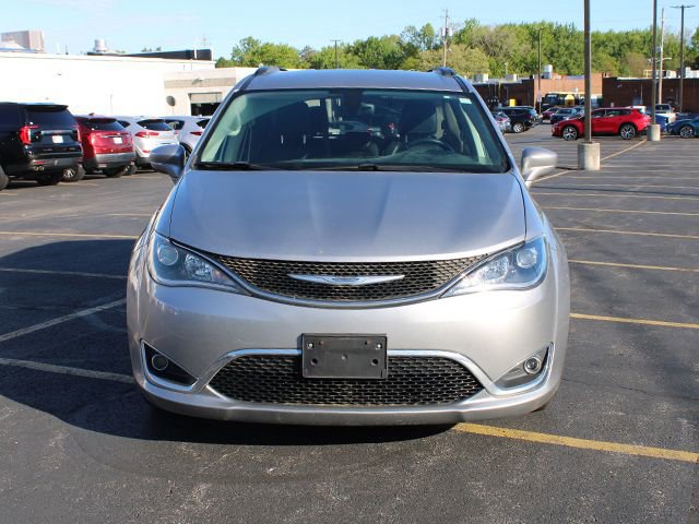 Used 2017 Chrysler Pacifica Touring-L w/ Tire & Wheel Group FWD image 3