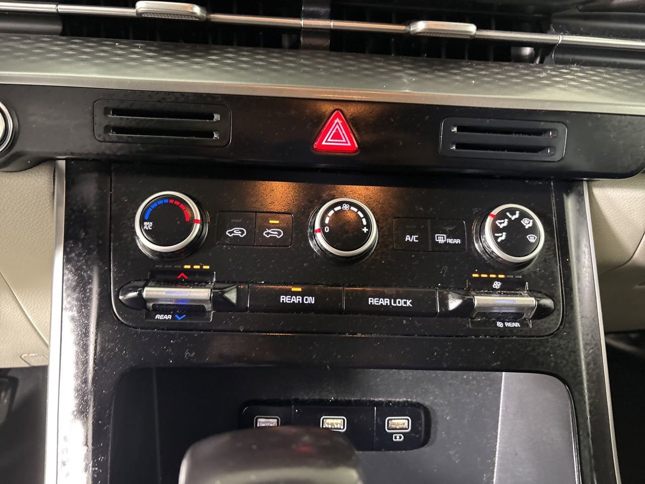 Used 2023 Kia Carnival LX image 14