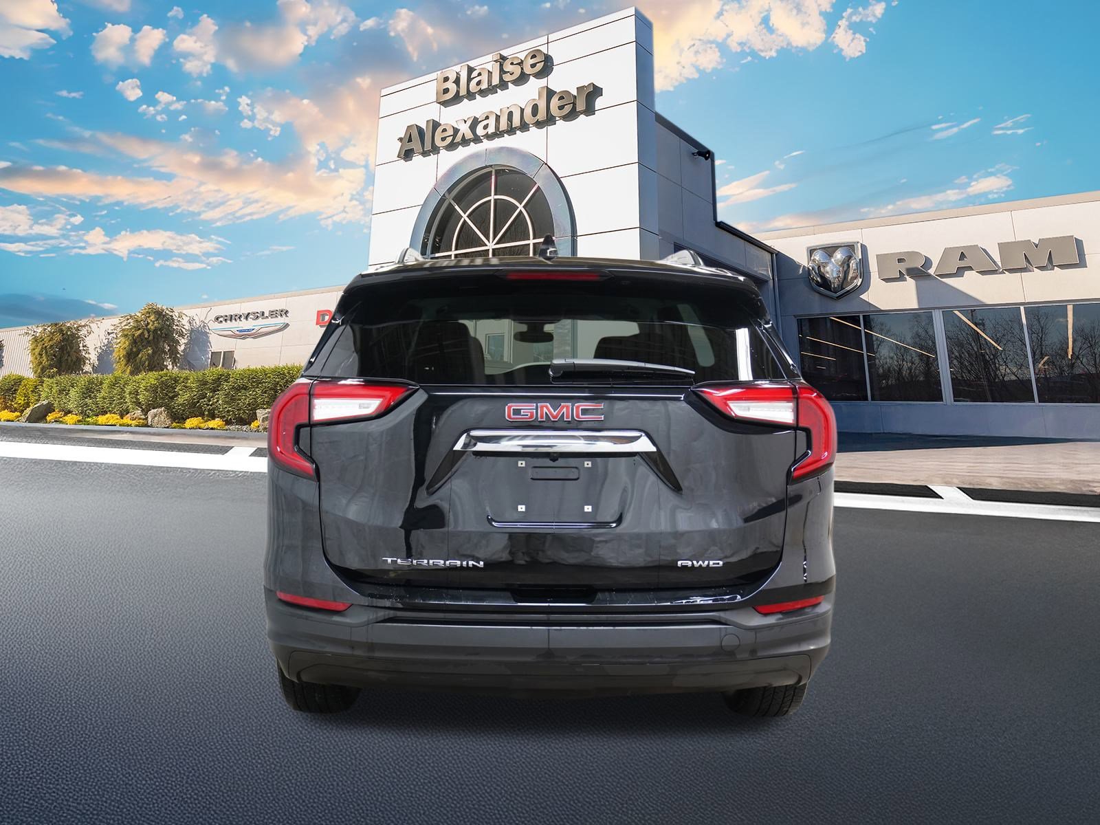 Used 2023 GMC Terrain SLE w/ Driver Convenience Package image 6