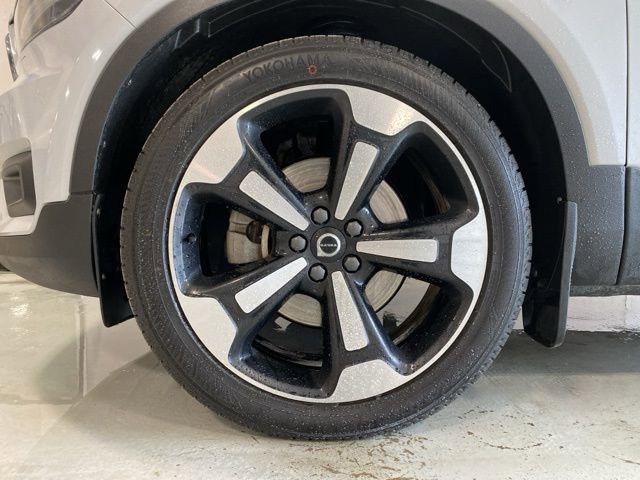 Used 2021 Volvo XC40 T5 Momentum image 5