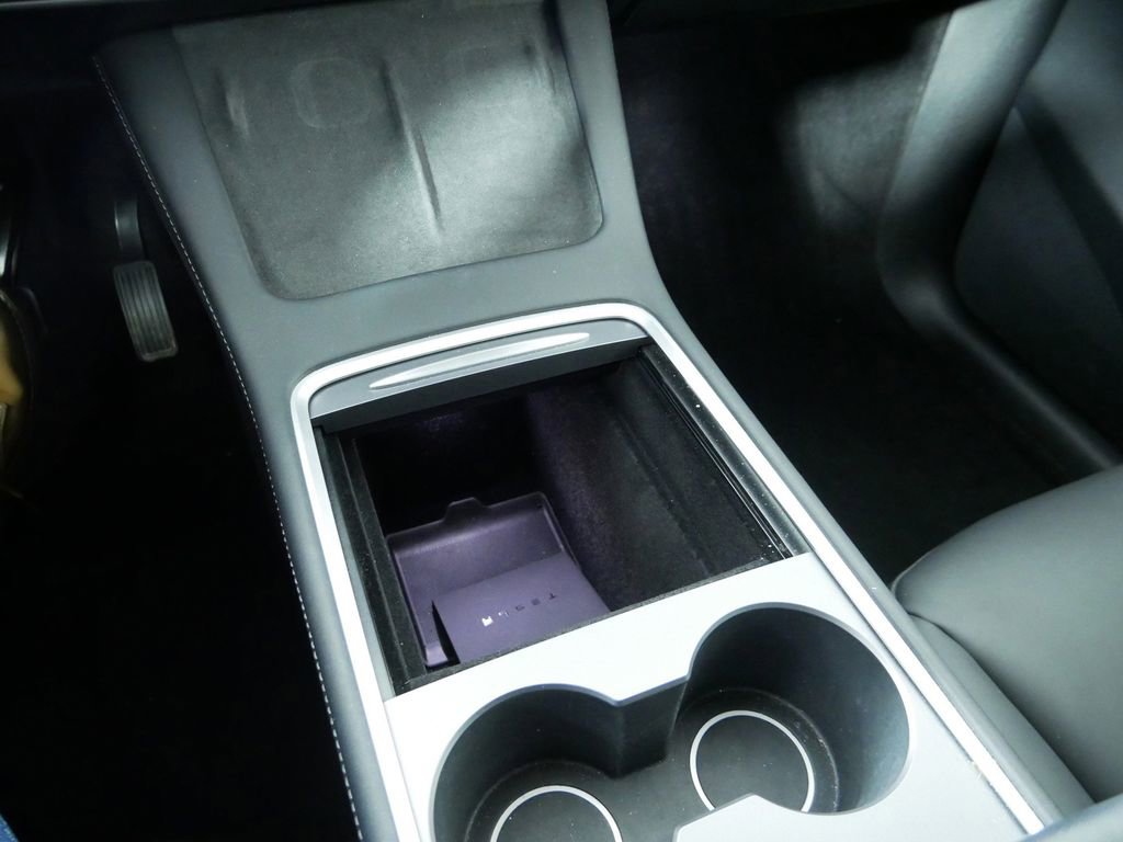 Used 2022 Tesla Model Y Long Range image 32