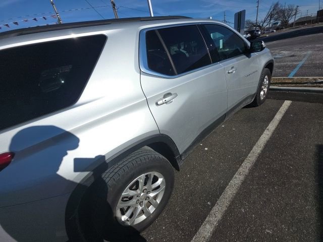 Used 2020 Chevrolet Traverse LT image 2