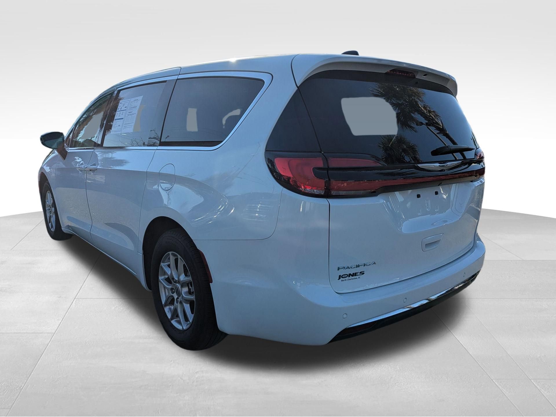 Used 2024 Chrysler Pacifica Touring-L image 8