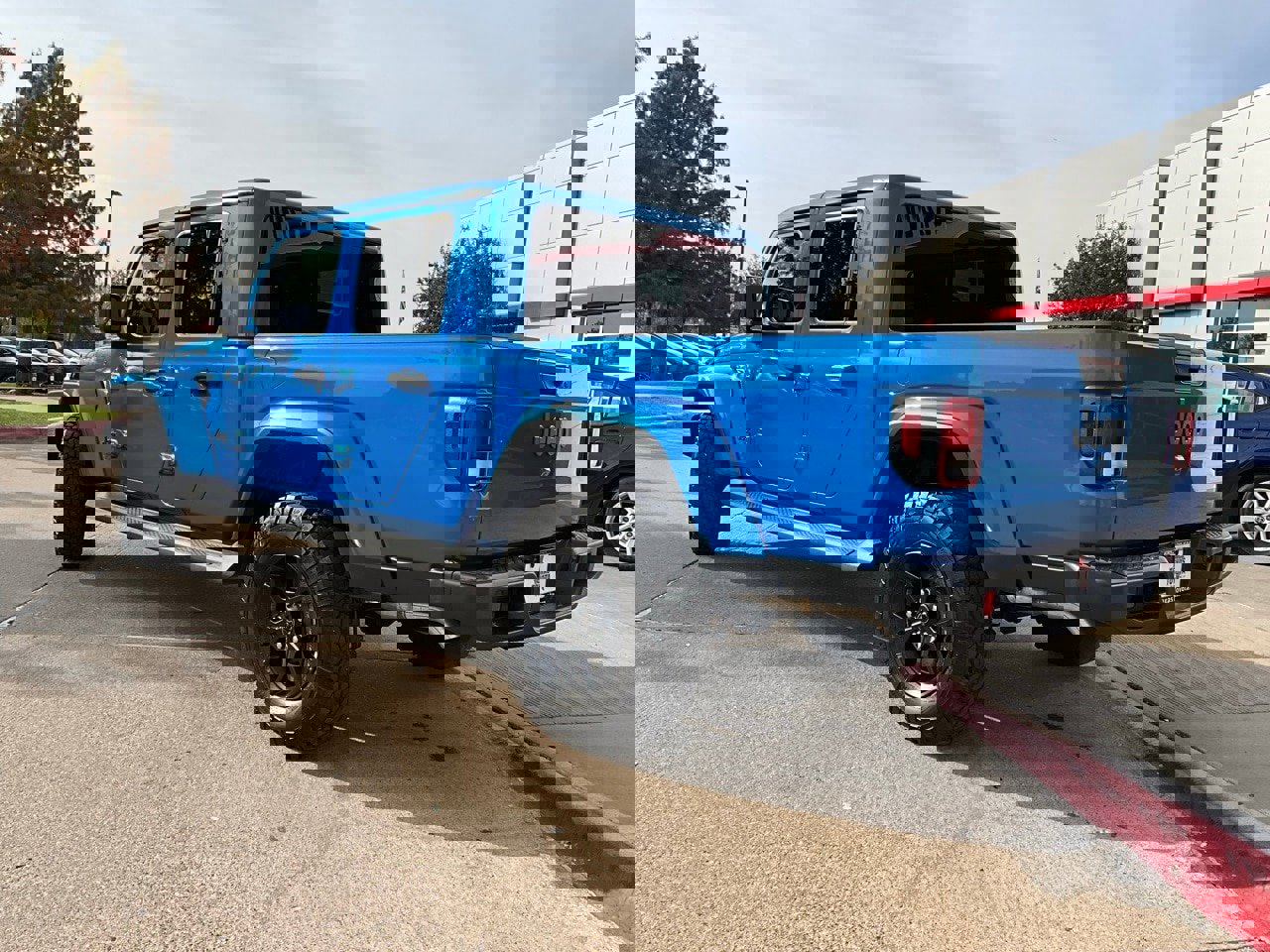 Used 2025 Jeep Gladiator Sport image 8