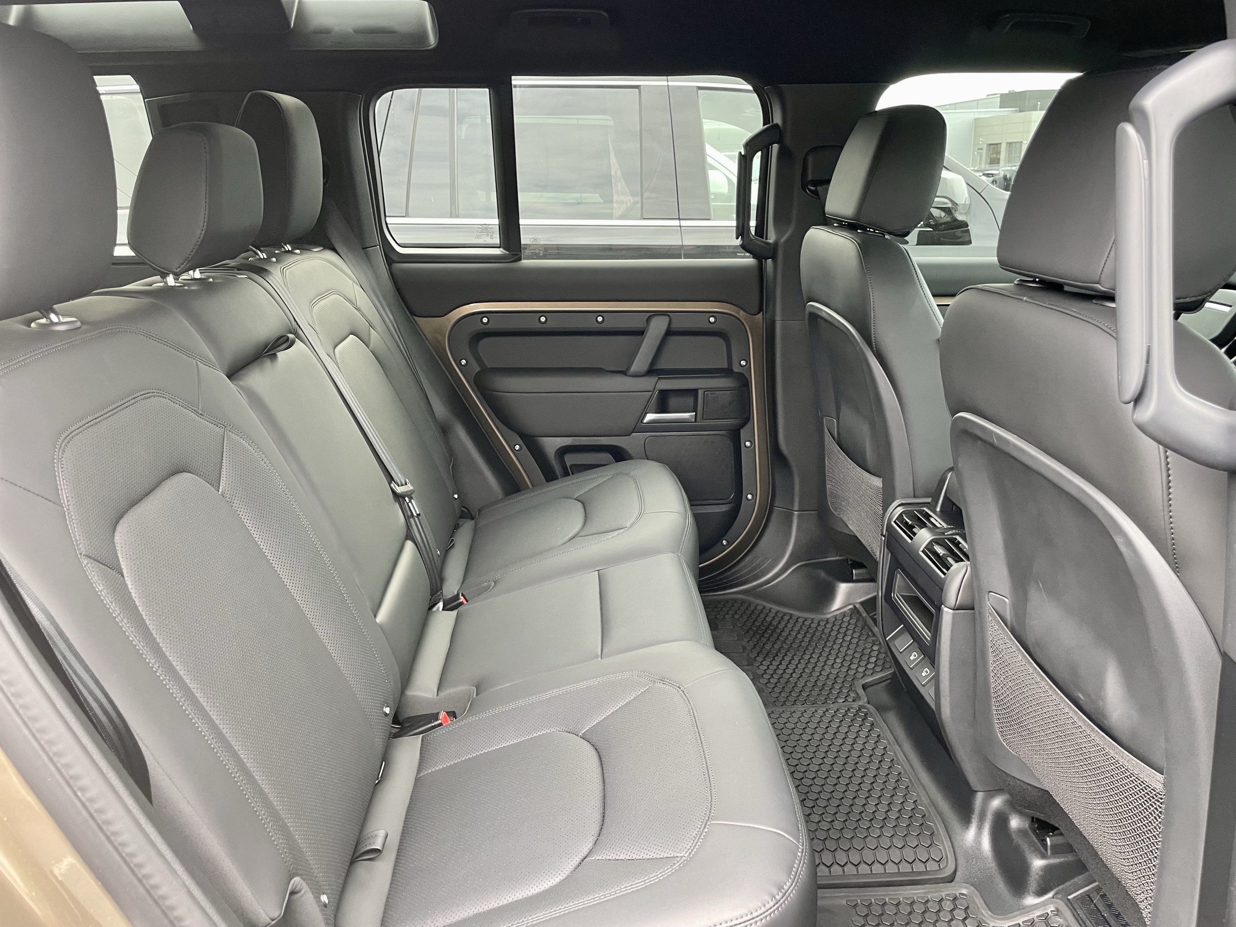 Used 2025 Land Rover Defender 110 X-Dynamic SE AWD/4WD image 31