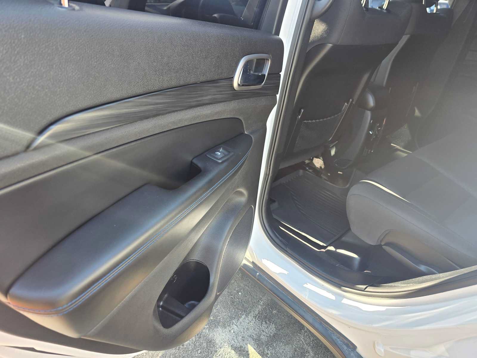 Used 2019 Jeep Grand Cherokee Laredo RWD image 17