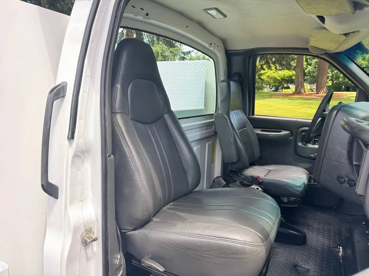 Used 2005 GMC TopKick C4500 2WD Regular Cab image 13