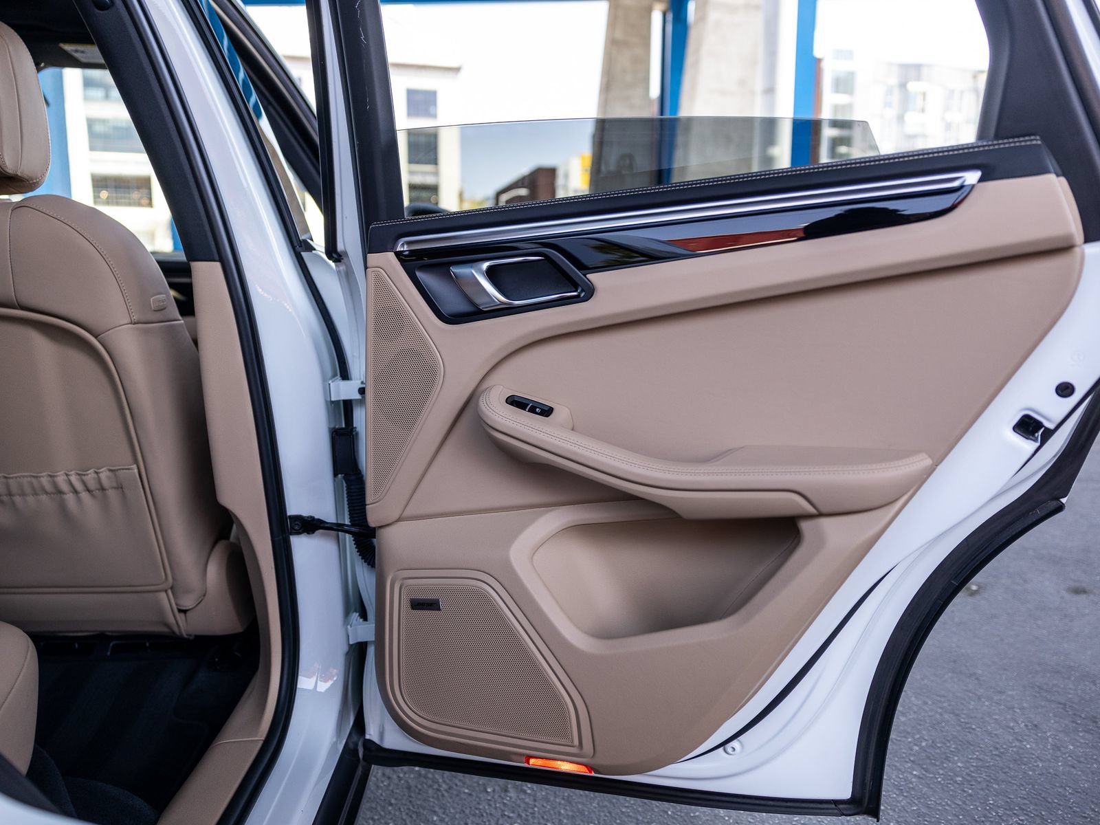 Certified 2024 Porsche Macan AWD/4WD image 41