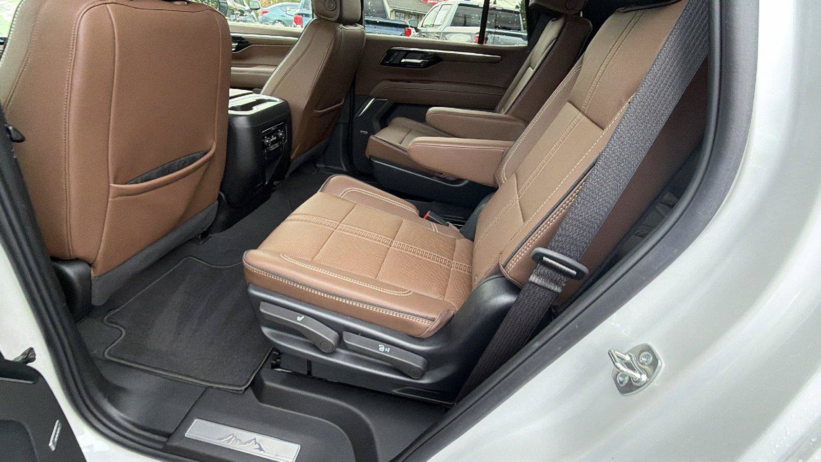 Used 2025 Chevrolet Tahoe High Country AWD/4WD image 24