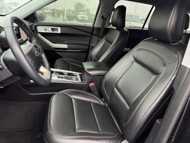 Used 2023 Ford Explorer XLT w/ Equipment Group 202A AWD/4WD image 16