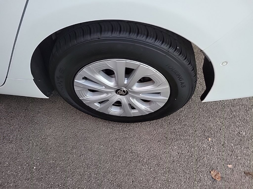 Used 2022 Toyota Prius LE FWD image 5