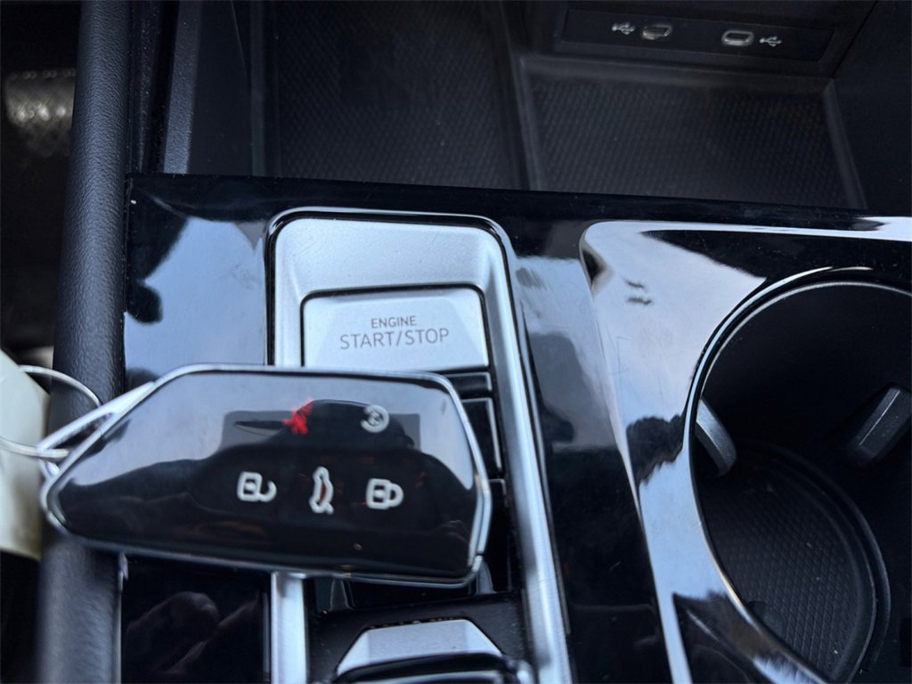 Used 2024 Volkswagen Atlas Cross Sport SE image 30