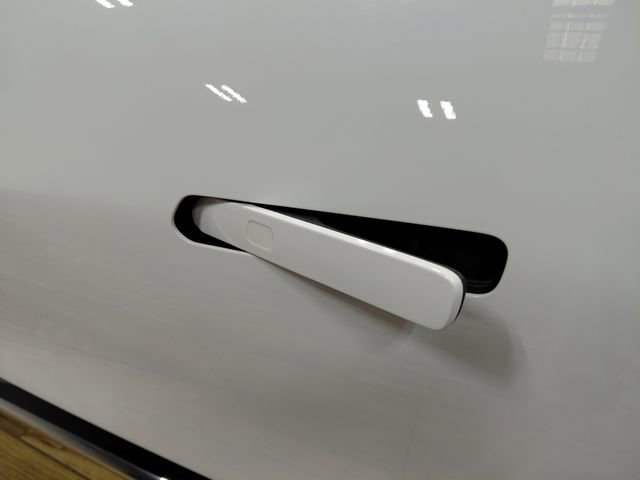 Used 2025 Chevrolet Equinox EV LT w/ Convenience Package image 21