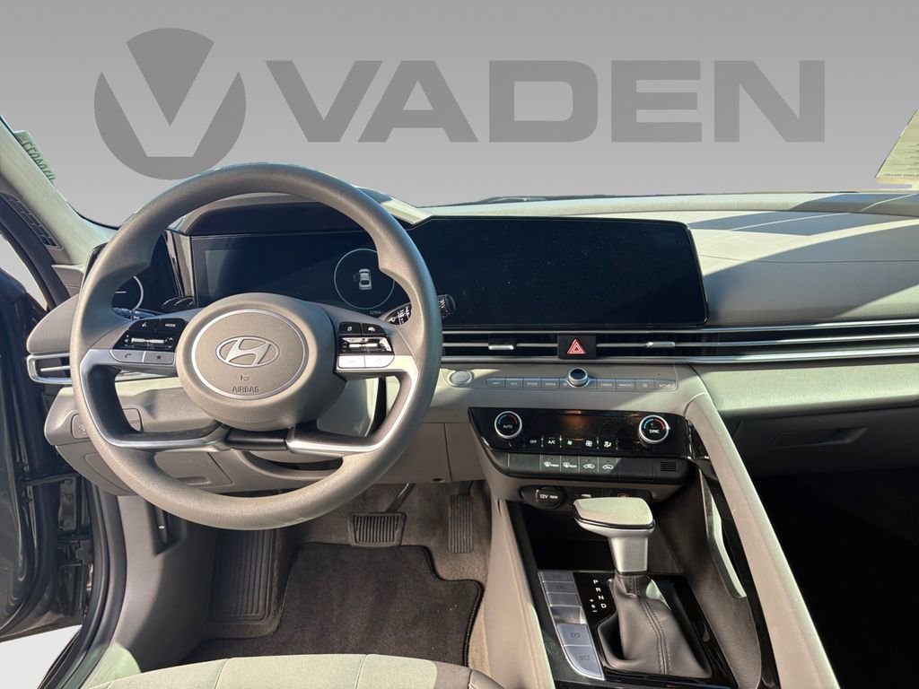 Used 2024 Hyundai Elantra Blue image 2